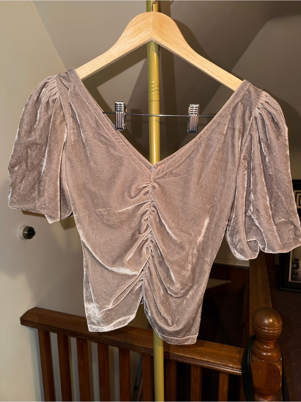 Free People Cupcake Velvet Top
XS Cashmere Beige Balloon
Short Sleeve Rouched